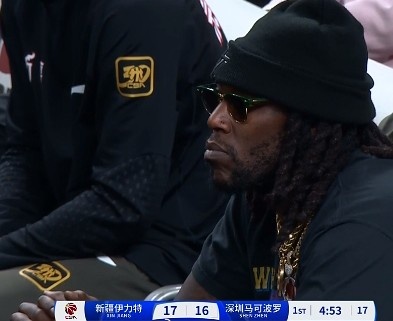 哦呦？你來了！新疆新外援哈雷爾場邊觀戰(zhàn)新疆主場vs深圳的比賽