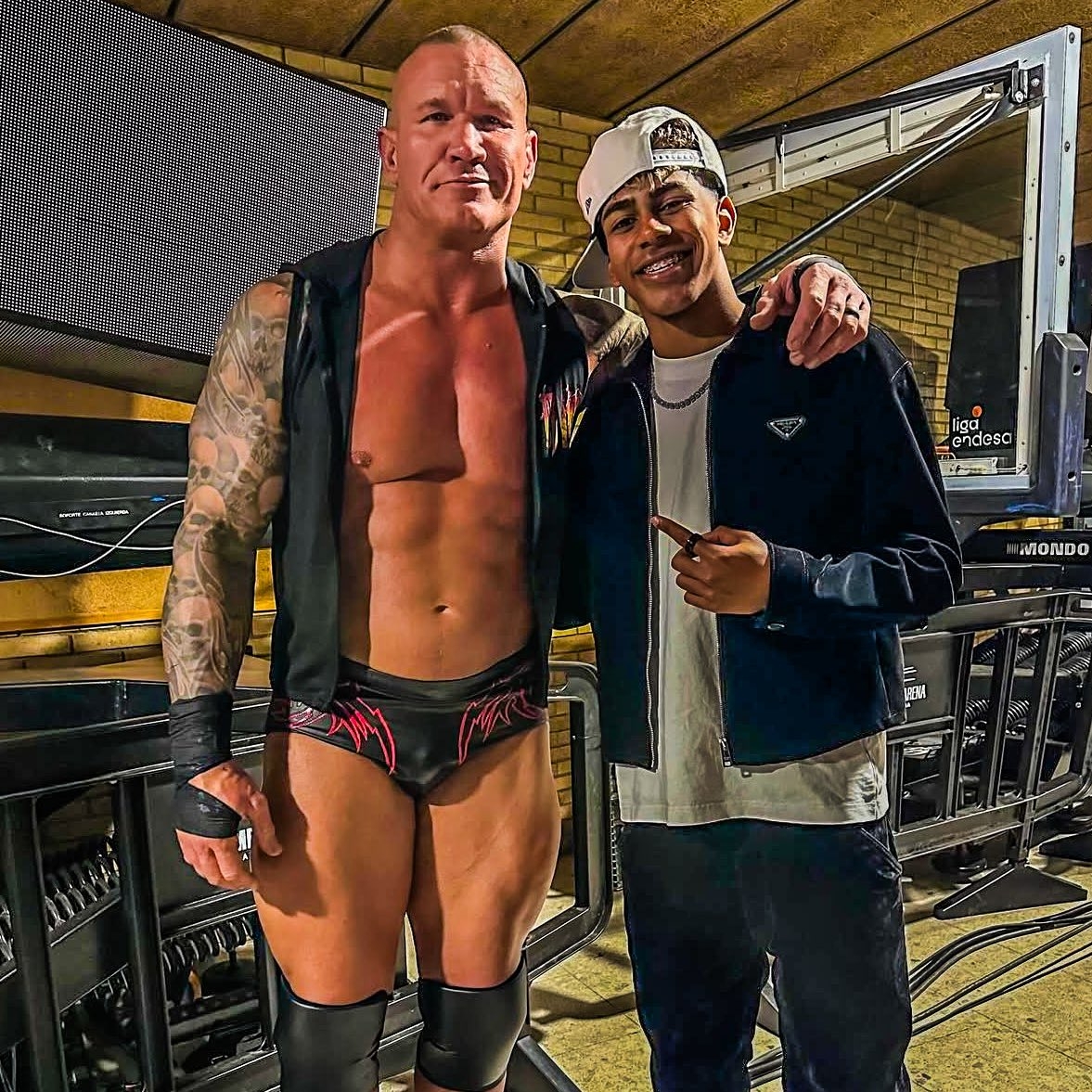 小心RKO！亞馬爾現(xiàn)場觀戰(zhàn)WWE，和奧爾頓、Triple H等合影
