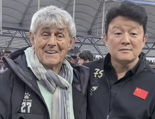 有點(diǎn)像？米盧差點(diǎn)將青島籍演員張磊誤認(rèn)為是孫繼海