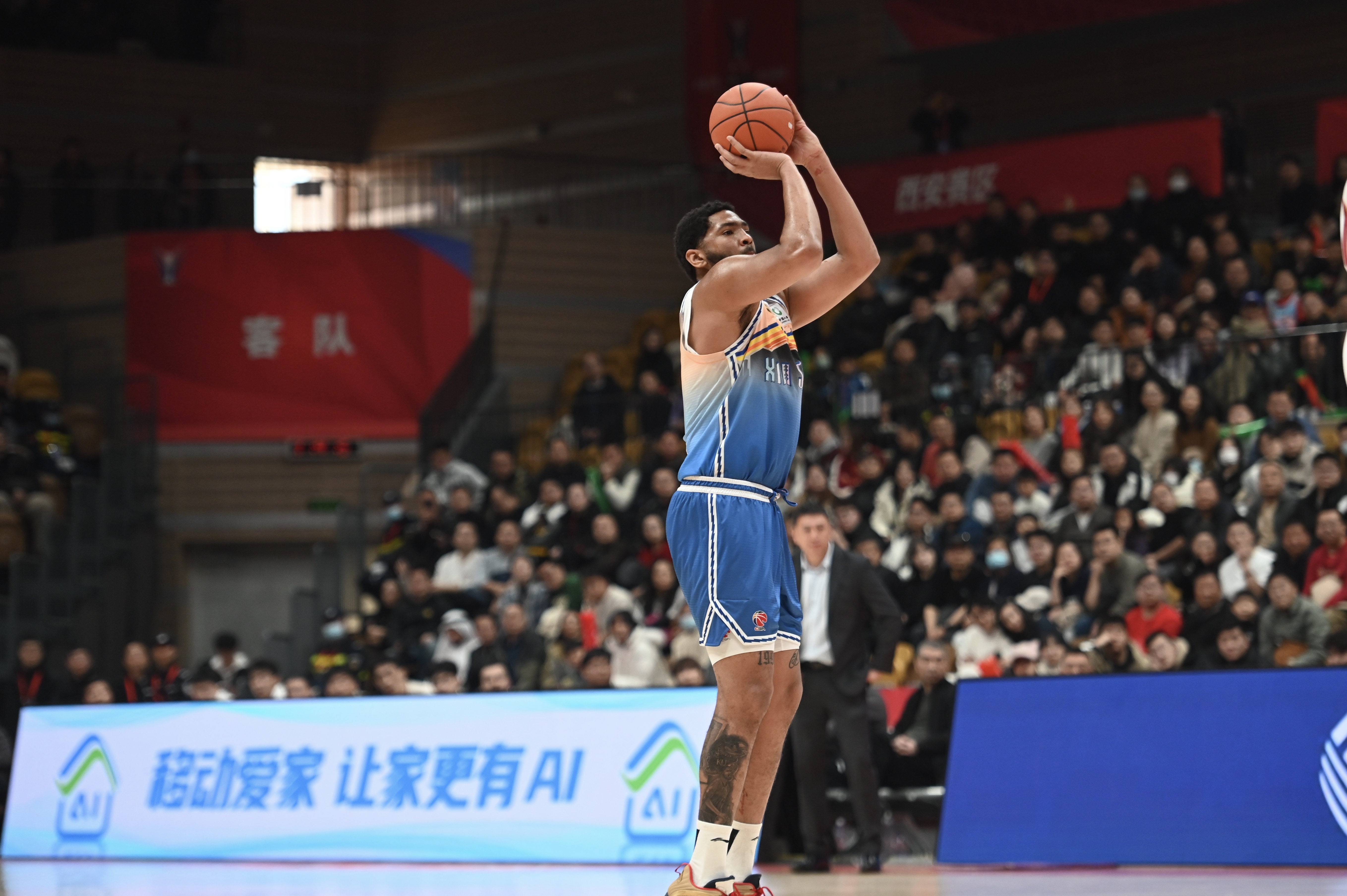 手感火熱！勞森半場7中6高效砍下17分5籃板 首節(jié)15分